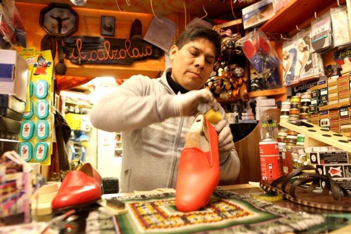 Antonio Arellano: el artesano peruano que fabrica los zapatos rojos del papa (FOTOS)