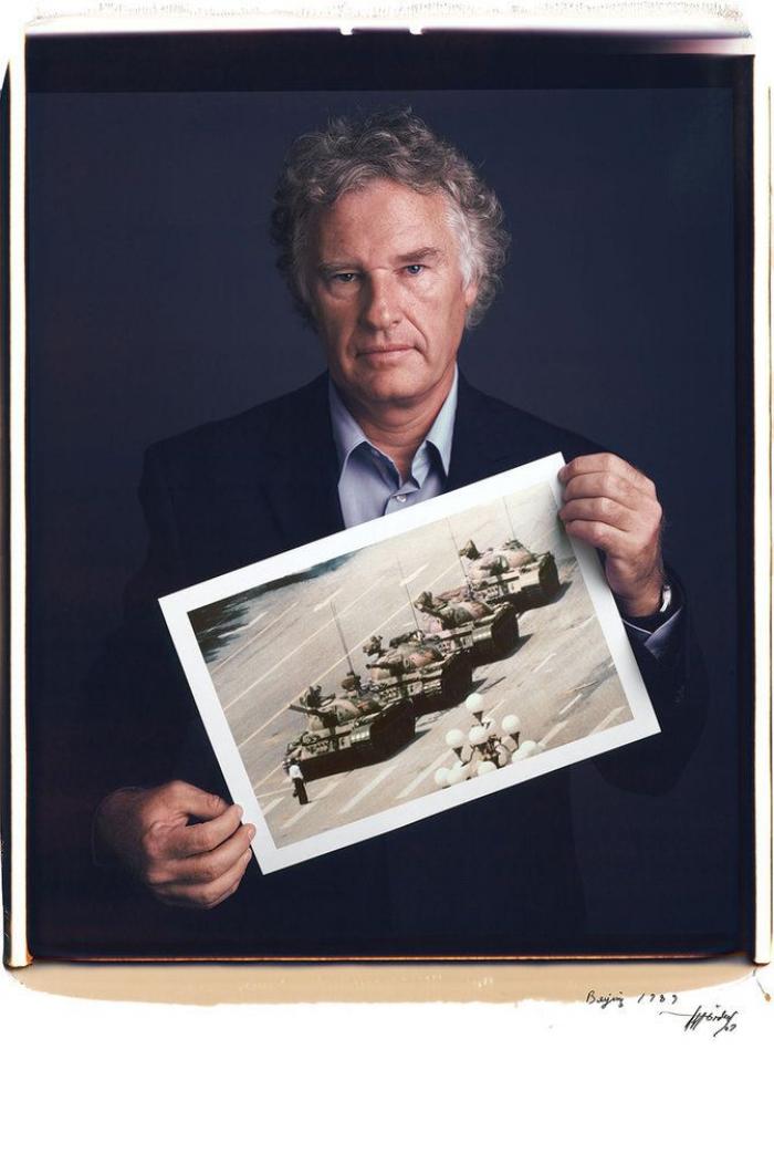 Fotos famosas del siglo XX y XXI: los autores de iconos fotográficos posan con sus obras