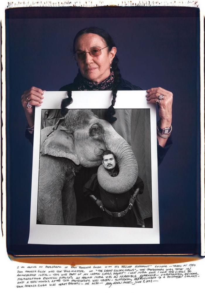 Fotos famosas del siglo XX y XXI: los autores de iconos fotográficos posan con sus obras