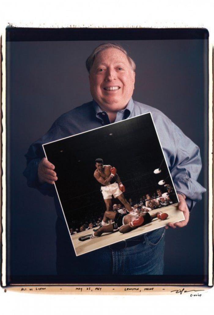 Fotos famosas del siglo XX y XXI: los autores de iconos fotográficos posan con sus obras