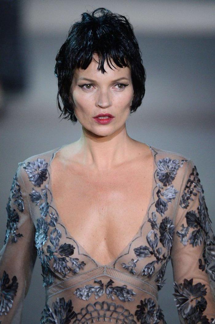 Kate Moss morena: con peluca en el desfile de Louis Vuitton en París (FOTOS)