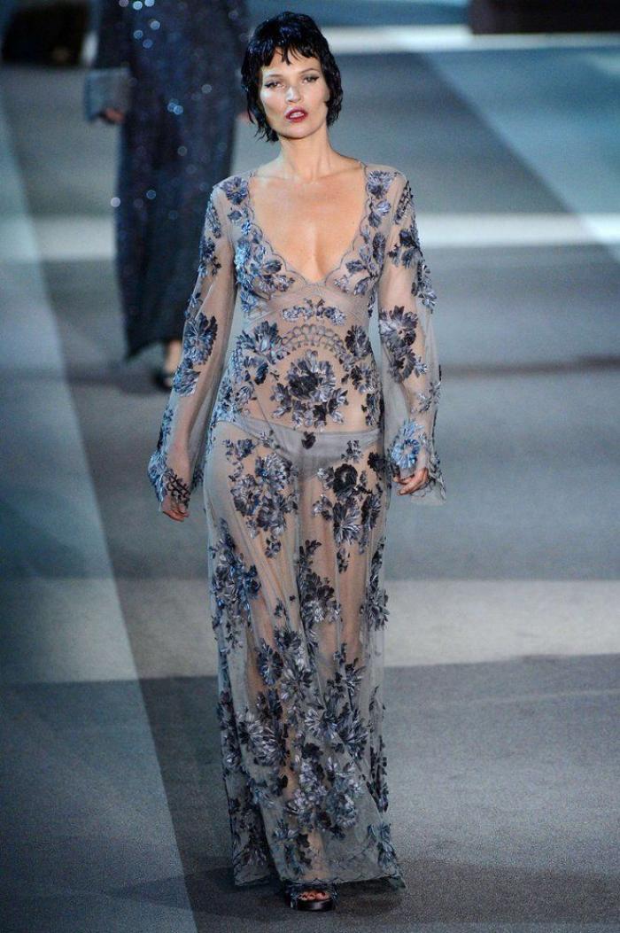 Kate Moss morena: con peluca en el desfile de Louis Vuitton en París (FOTOS)