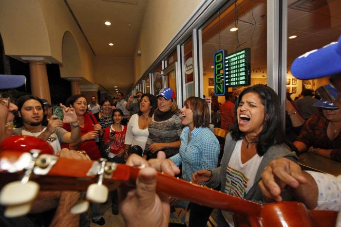 El féretro de Hugo Chávez, trasladado a su capilla ardiente entre una multitud (FOTOS)