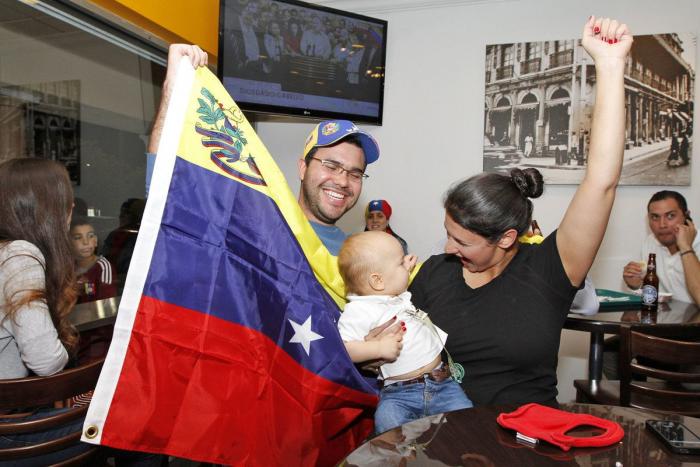 El féretro de Hugo Chávez, trasladado a su capilla ardiente entre una multitud (FOTOS)