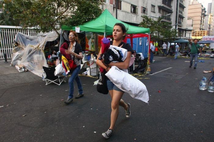 El féretro de Hugo Chávez, trasladado a su capilla ardiente entre una multitud (FOTOS)