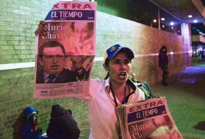 El féretro de Hugo Chávez, trasladado a su capilla ardiente entre una multitud (FOTOS)