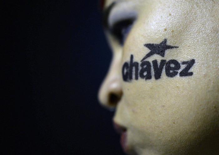 El féretro de Hugo Chávez, trasladado a su capilla ardiente entre una multitud (FOTOS)