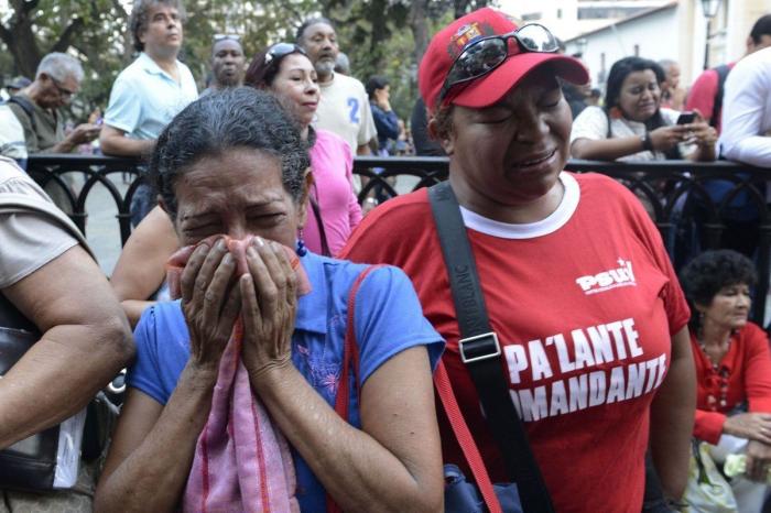 El féretro de Hugo Chávez, trasladado a su capilla ardiente entre una multitud (FOTOS)