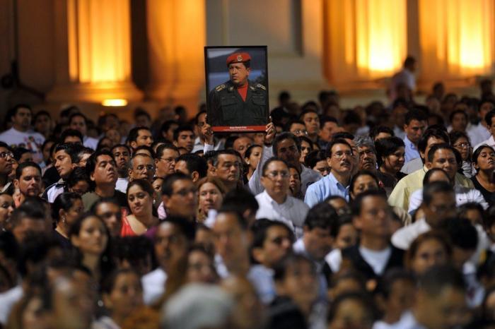 El féretro de Hugo Chávez, trasladado a su capilla ardiente entre una multitud (FOTOS)