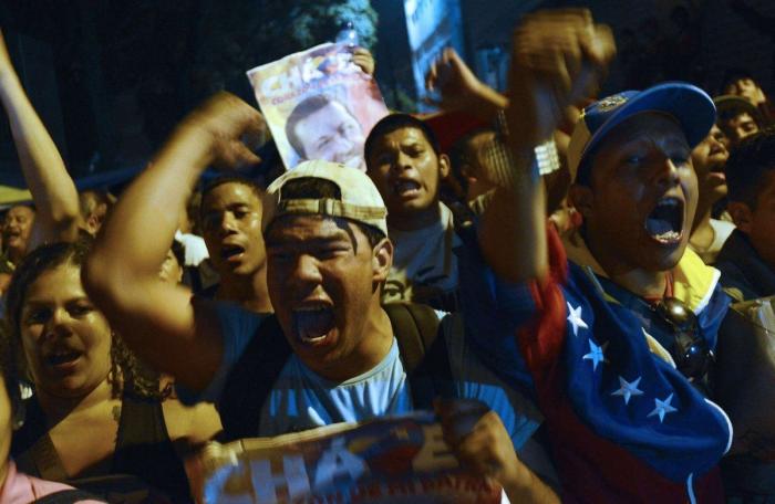 El féretro de Hugo Chávez, trasladado a su capilla ardiente entre una multitud (FOTOS)