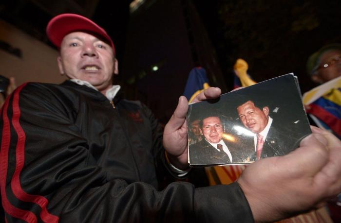 El féretro de Hugo Chávez, trasladado a su capilla ardiente entre una multitud (FOTOS)