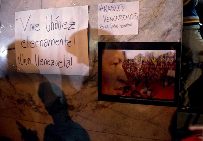 El féretro de Hugo Chávez, trasladado a su capilla ardiente entre una multitud (FOTOS)