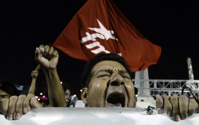 El féretro de Hugo Chávez, trasladado a su capilla ardiente entre una multitud (FOTOS)