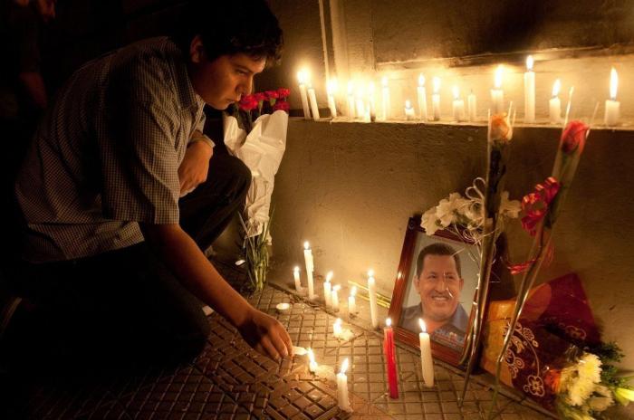 El féretro de Hugo Chávez, trasladado a su capilla ardiente entre una multitud (FOTOS)