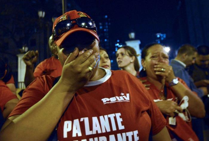 El féretro de Hugo Chávez, trasladado a su capilla ardiente entre una multitud (FOTOS)