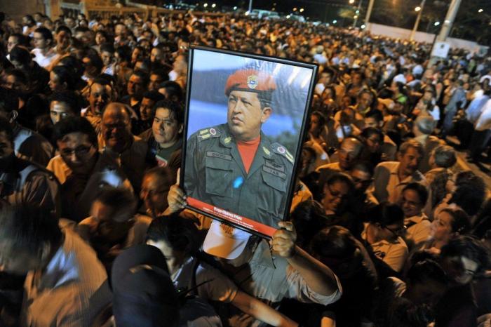 El féretro de Hugo Chávez, trasladado a su capilla ardiente entre una multitud (FOTOS)