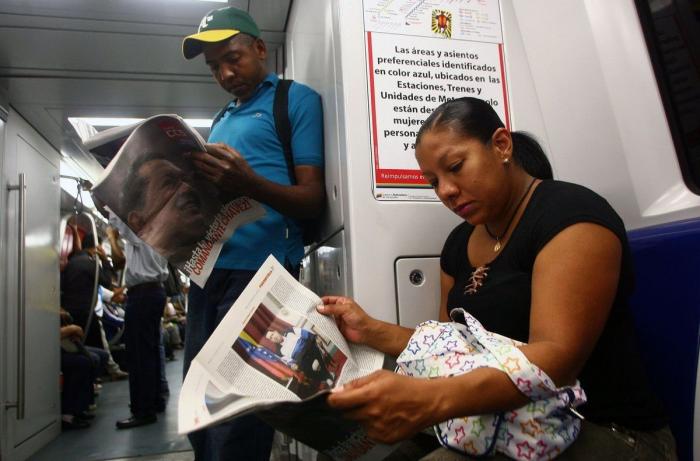 El féretro de Hugo Chávez, trasladado a su capilla ardiente entre una multitud (FOTOS)