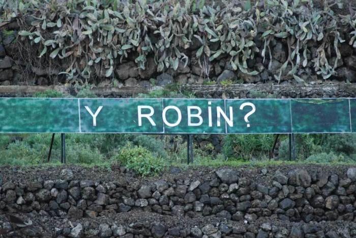 'Anoniman': el hombre que acumula fans colgando frases en una montaña de Tenerife