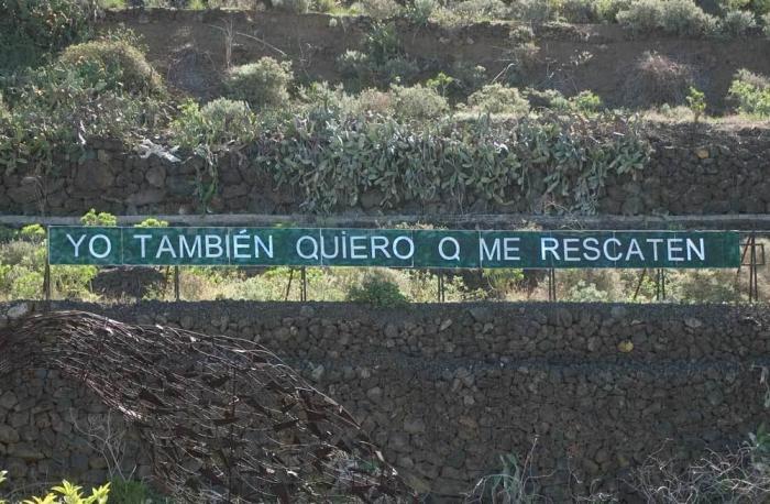 'Anoniman': el hombre que acumula fans colgando frases en una montaña de Tenerife