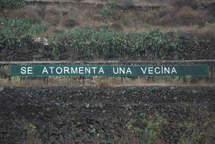 'Anoniman': el hombre que acumula fans colgando frases en una montaña de Tenerife