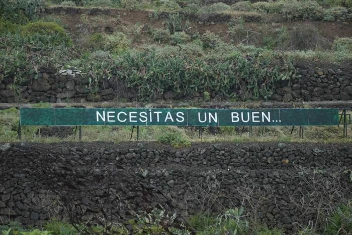 'Anoniman': el hombre que acumula fans colgando frases en una montaña de Tenerife