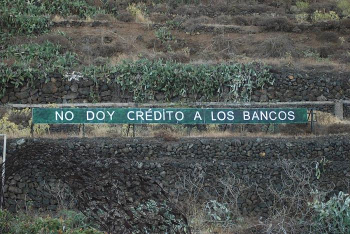 'Anoniman': el hombre que acumula fans colgando frases en una montaña de Tenerife