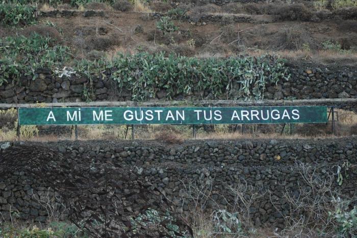 'Anoniman': el hombre que acumula fans colgando frases en una montaña de Tenerife