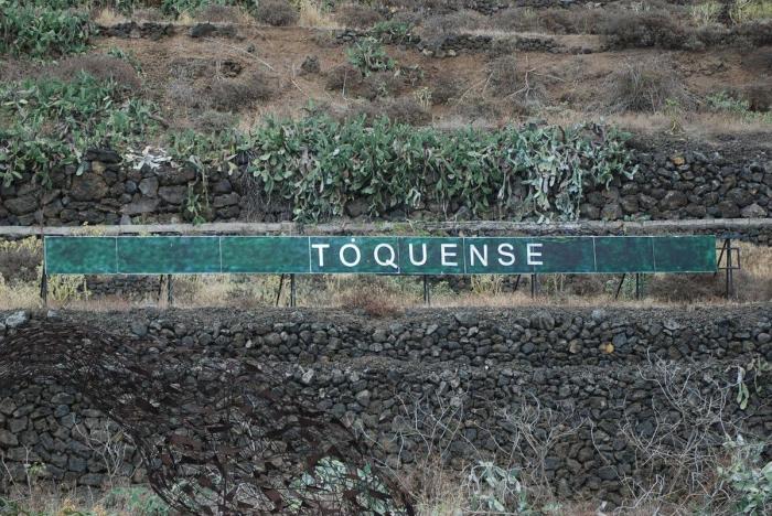 'Anoniman': el hombre que acumula fans colgando frases en una montaña de Tenerife