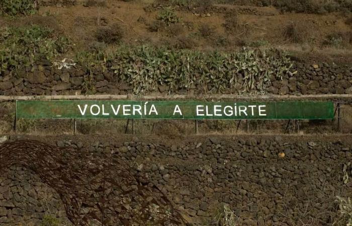 'Anoniman': el hombre que acumula fans colgando frases en una montaña de Tenerife