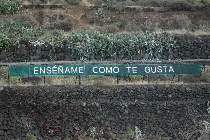 'Anoniman': el hombre que acumula fans colgando frases en una montaña de Tenerife