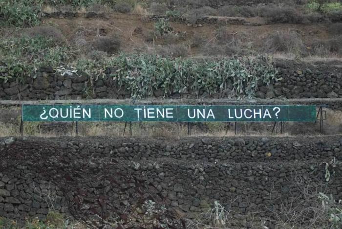 'Anoniman': el hombre que acumula fans colgando frases en una montaña de Tenerife