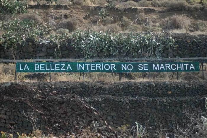 'Anoniman': el hombre que acumula fans colgando frases en una montaña de Tenerife