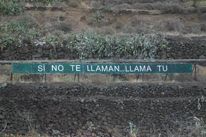 'Anoniman': el hombre que acumula fans colgando frases en una montaña de Tenerife