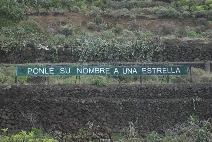 'Anoniman': el hombre que acumula fans colgando frases en una montaña de Tenerife