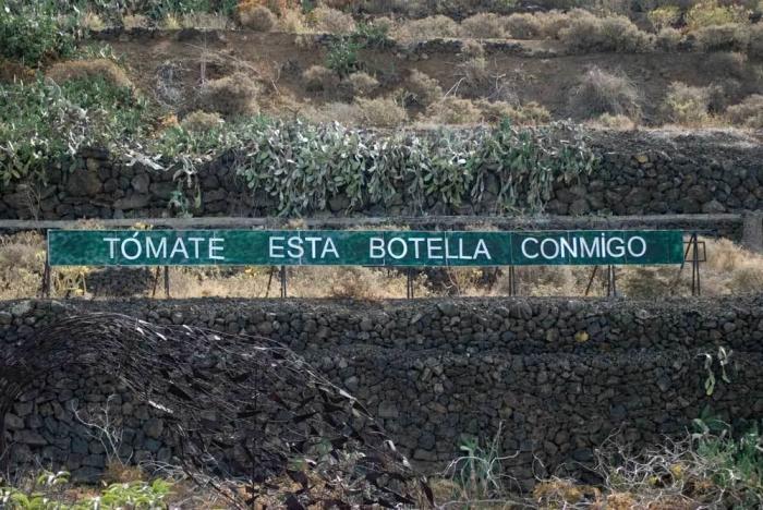 'Anoniman': el hombre que acumula fans colgando frases en una montaña de Tenerife