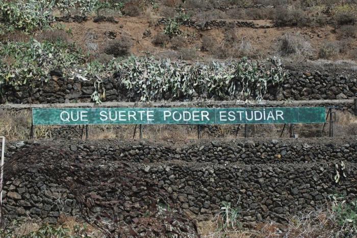 'Anoniman': el hombre que acumula fans colgando frases en una montaña de Tenerife
