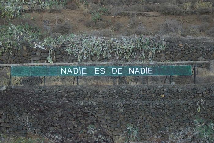 'Anoniman': el hombre que acumula fans colgando frases en una montaña de Tenerife