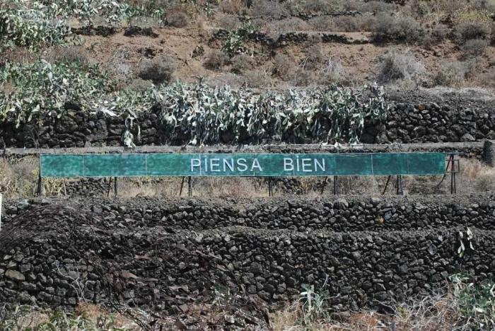 'Anoniman': el hombre que acumula fans colgando frases en una montaña de Tenerife