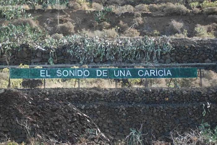 'Anoniman': el hombre que acumula fans colgando frases en una montaña de Tenerife