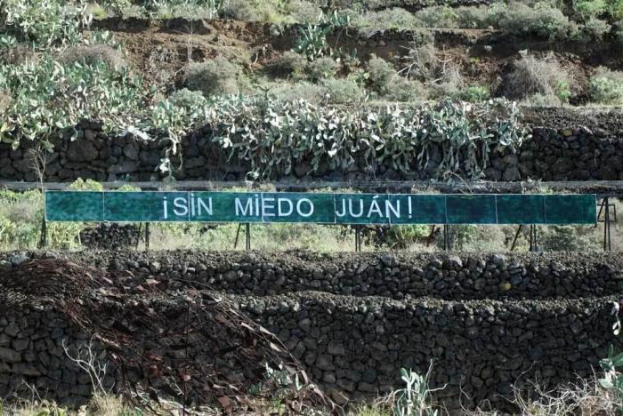 'Anoniman': el hombre que acumula fans colgando frases en una montaña de Tenerife