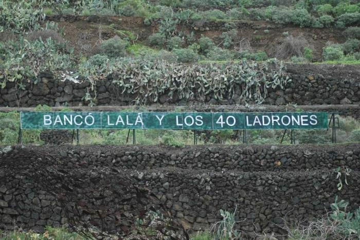 'Anoniman': el hombre que acumula fans colgando frases en una montaña de Tenerife