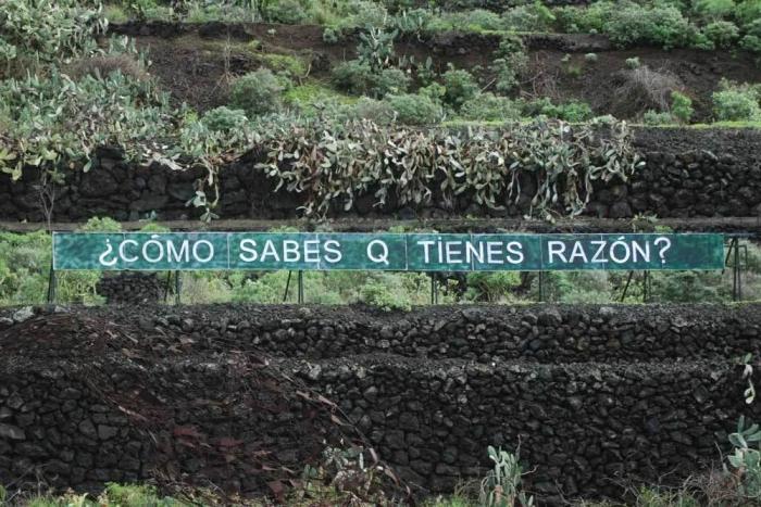 'Anoniman': el hombre que acumula fans colgando frases en una montaña de Tenerife