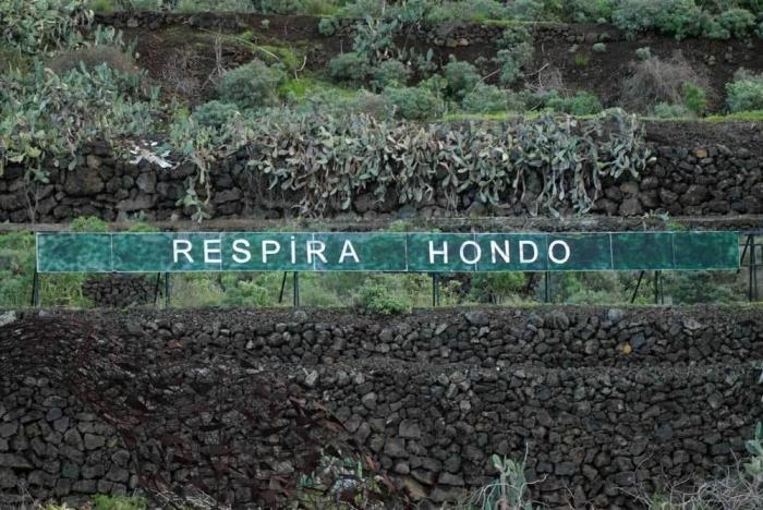 'Anoniman': el hombre que acumula fans colgando frases en una montaña de Tenerife