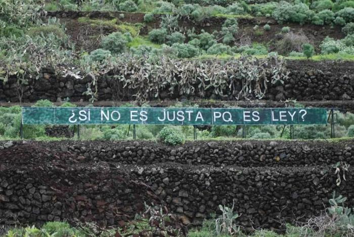 'Anoniman': el hombre que acumula fans colgando frases en una montaña de Tenerife
