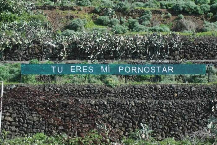 'Anoniman': el hombre que acumula fans colgando frases en una montaña de Tenerife