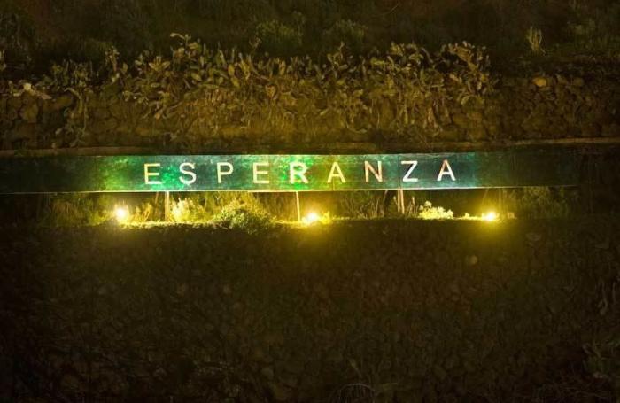 'Anoniman': el hombre que acumula fans colgando frases en una montaña de Tenerife