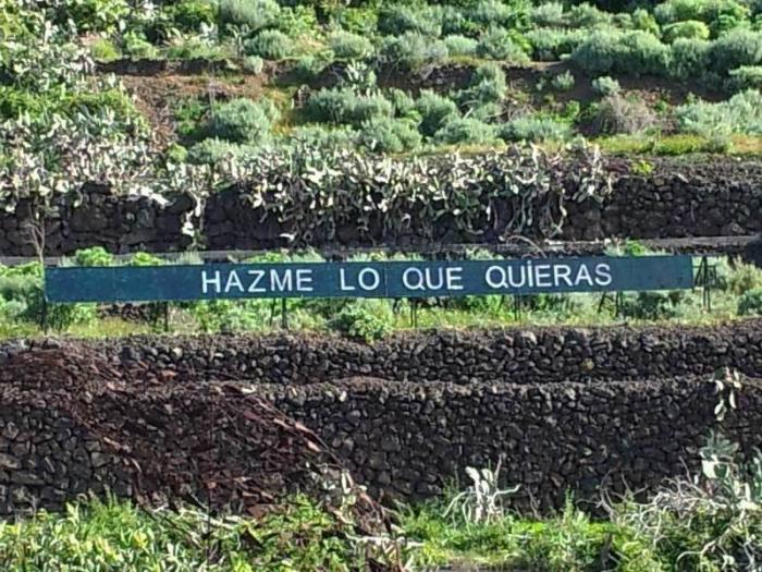 'Anoniman': el hombre que acumula fans colgando frases en una montaña de Tenerife
