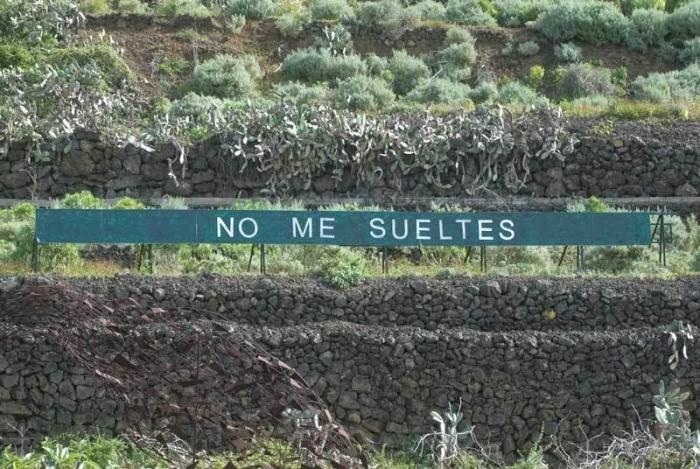 'Anoniman': el hombre que acumula fans colgando frases en una montaña de Tenerife