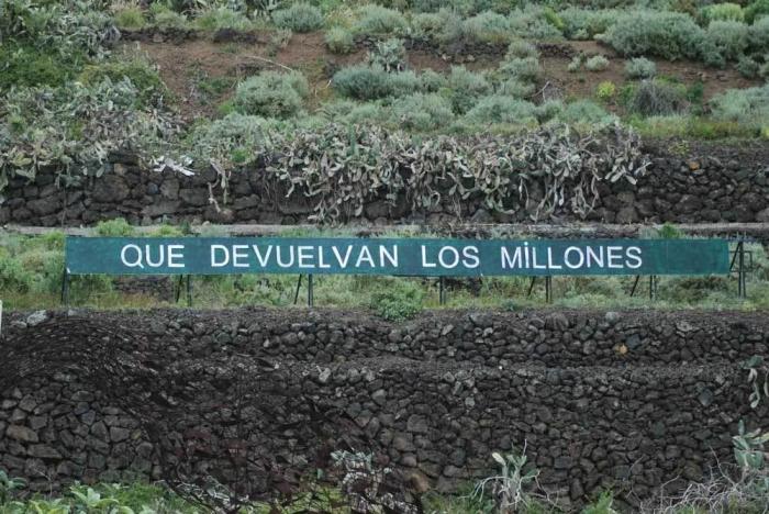 'Anoniman': el hombre que acumula fans colgando frases en una montaña de Tenerife