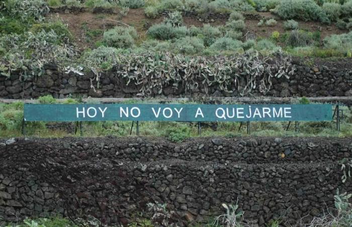 'Anoniman': el hombre que acumula fans colgando frases en una montaña de Tenerife